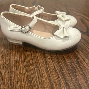White Mary Jane’s with bow size 9